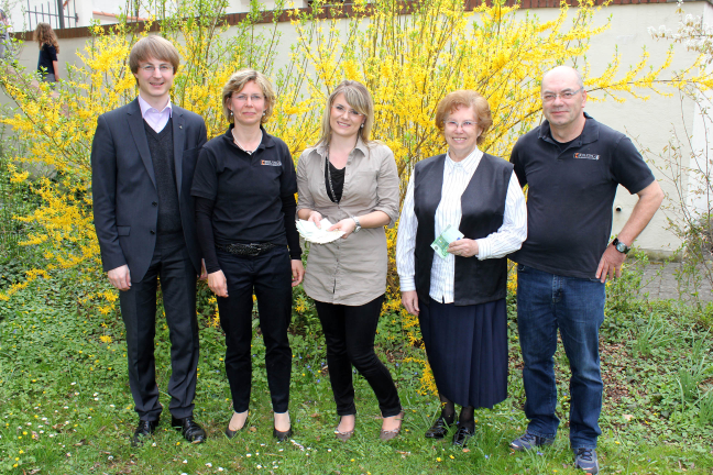 (v.l.n.r.: Präses Ertl, 2. Vors. Uli Wurm, Daniela Oblinger, Marlene Fechter, 1. Vors. Karlheinz Hitzler) 20140406Spendenuebergabe02