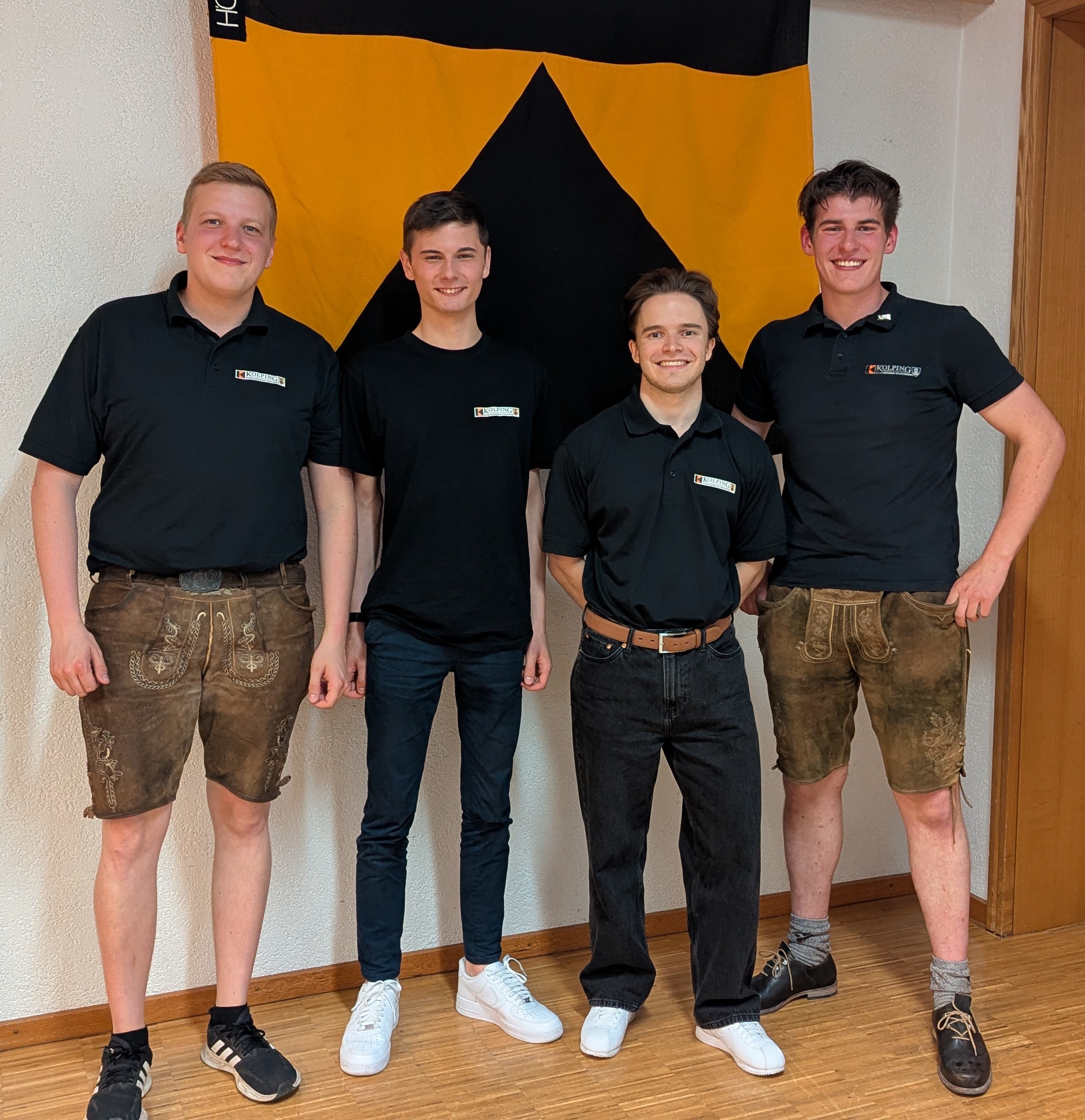 PXL 20250523 192422473 Fahnenabordnung