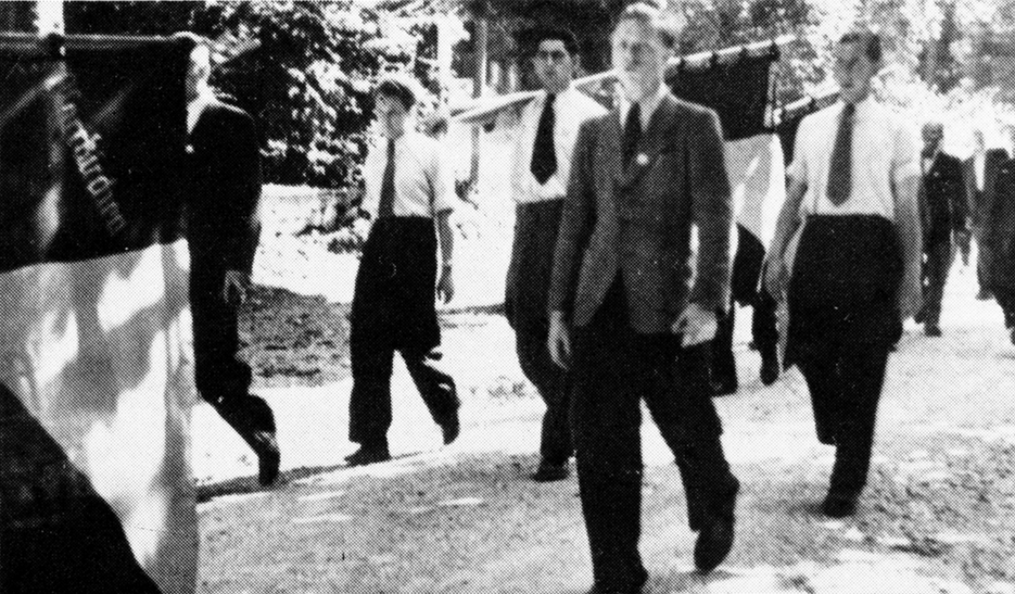 Fahnenabordnung in Gmunden - v.l.: (im weißen Hemd) Fritz Weber, Michael Endres, Georg Schaller Fahnenabordnung in Gmunden - v.l.: (im weißen Hemd) Fritz Weber, Michael Endres, Georg Schaller