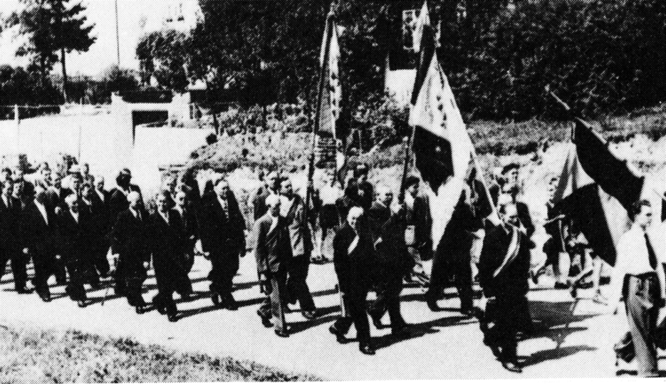 Unsere Bannerabordnung beim Festzug zur Einweihung des Steinernen Kreuzes im August 1954 Unsere Bannerabordnung beim Festzug zur Einweihung des