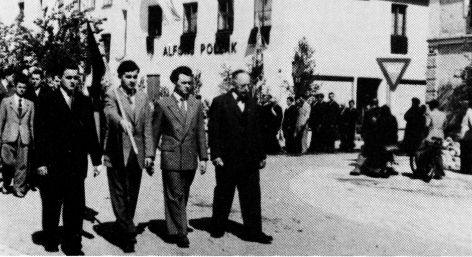 Bannerabordnung 1955 an der Fronleichnamsprozession - v.l.: Ziegler Wilhelm, Oskar Quitt, Fritz Weber, Josef Zill Bannerabordnung 1955 an der Fronleichnamsprozession - v.l.: Ziegler Wilhelm, Oskar Quitt, Fritz Weber, Josef Zill