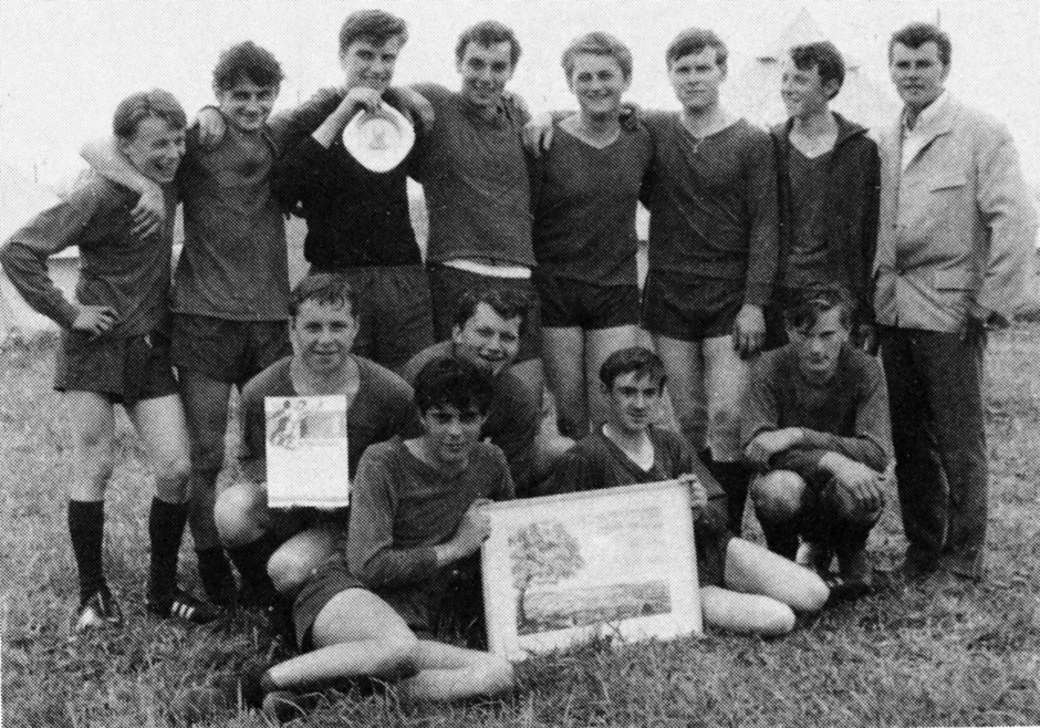 Jungkolping Fußball Diözesanturnier 1969 in Ottobeuren - v.l. stehend: Hubert Oberfrank, Dieter Tiefenbacher, Günther Heigl, Albert König, Helmut Schickinger, Hans Mesch, Franz Schön, Konrad Karg; kniend: Gerald Giggenbach, Herbert Schmid, Alfred Hitzler, Herbert Teuer, Johann Friedl Jungkolping Fußball Diözesanturnier 1969 in Ottobeuren - v.l. stehend: Hubert Oberfrank, Dieter Tiefenbacher, Günther Heigl, Albert König, Helmut Schickinger, Hans Mesch, Franz Schön, Konrad Karg; kniend: Gerald Giggenbach, Herbert Schmid, Alfred Hitzler, Herbert Teuer, Johann Friedl