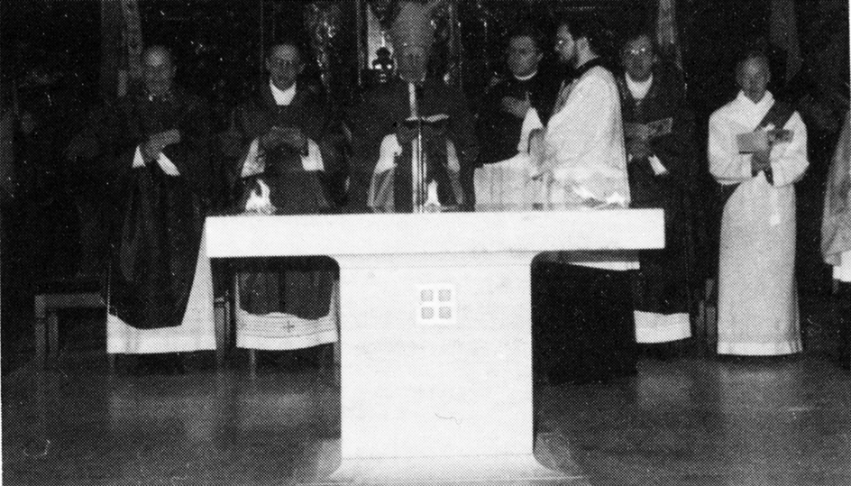 Altarweihe am 14.12.1991 - v.l. Diözesanpräses Josef Hosp, Präses Rainer Kuhn, Erzbischof Dr. Josef Stimpfle; rechts: der damalige Präses der Kolpingsfamilie Gundelfingen und heutige Diözesanpräses Alois Zeller und Diakon Franz Zeller Altarweihe am 14.12.1991 - v.l. Diözesanpräses Josef Hosp, Präses Rainer Kuhn, Erzbischof Dr. Josef Stimpfle; rechts: der damalige Präses der Kolpingsfamilie Gundelfingen und heutige Diözesanpräses Alois Zeller und Diakon Franz Zeller